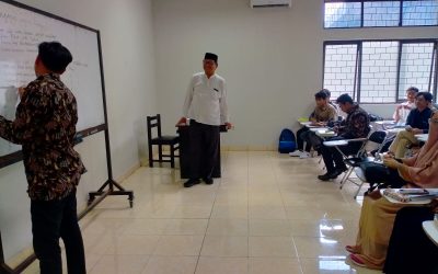 Mahasiswa dan Dosen Fakultas Ushuluddin dan Studi Agama menyambut gembira awal Perkuliahan