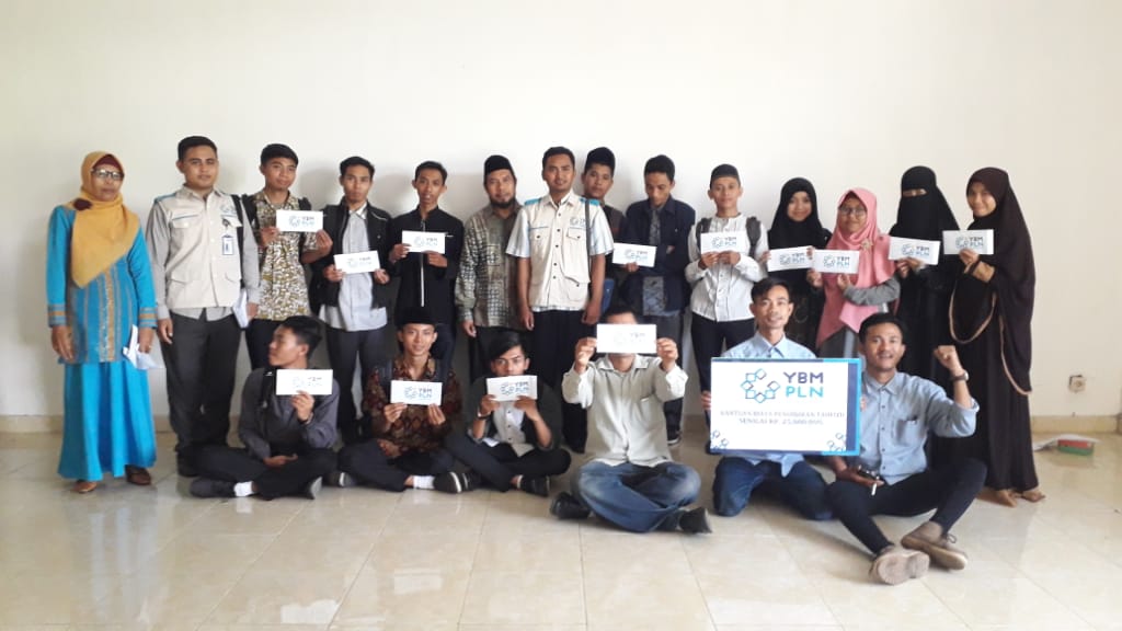 MAHASISWA UIN TERIMA BEASISWA Yayasan Baitul Maal (YBM) PLN
